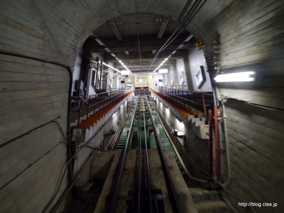 かなりの急角度+-+黒部ケーブルカーで黒部平へ