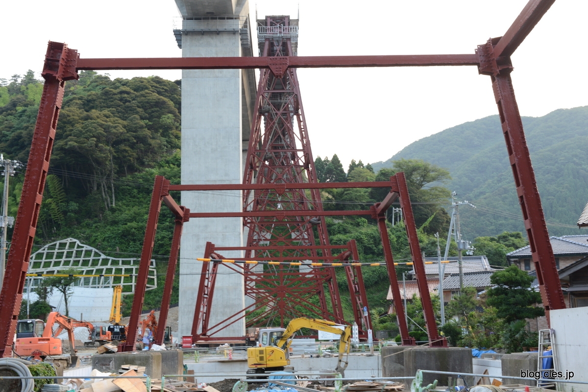 鉄橋は解体中+-+今もそびえたつ余部鉄橋の雄姿
