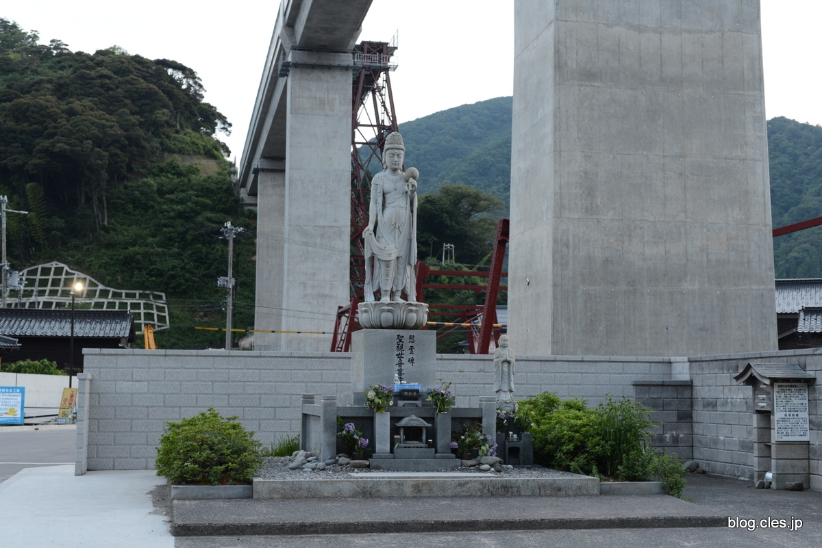 慰霊碑+-+今もそびえたつ余部鉄橋の雄姿