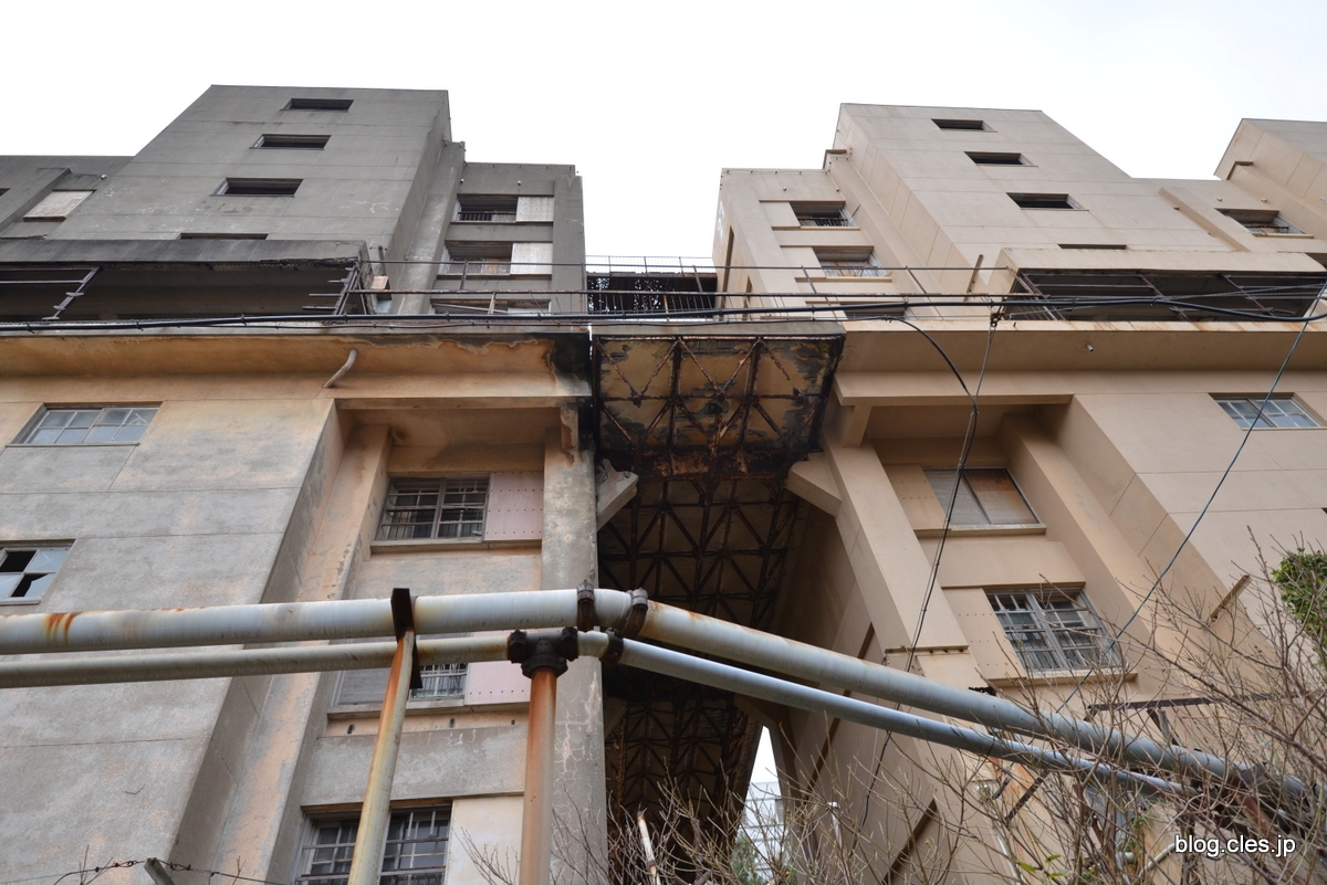 共同住宅と蒸気配管+-+九州最後の炭坑+池島めぐり（島内観光編）