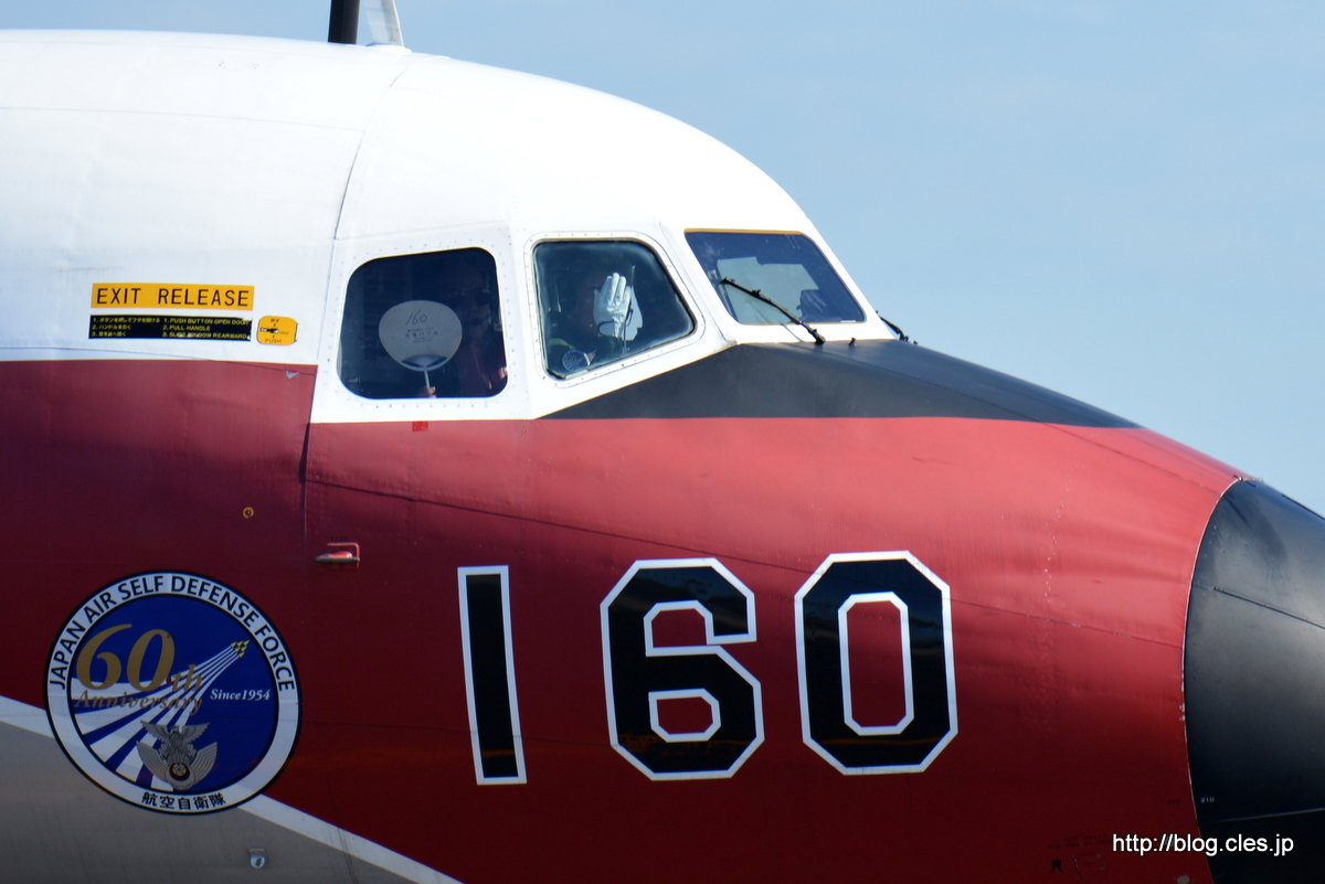 うちわを振る+YS-11FC（12-1160）+-+入間航空祭+2014+に出撃（飛行点検隊～第2輸送航空隊編）