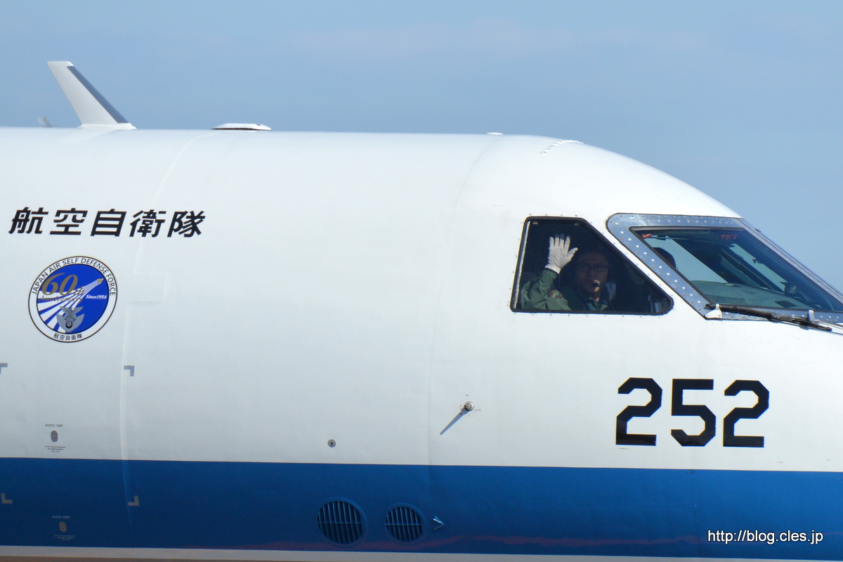 着陸した+U-4+-+入間航空祭+2014+に出撃（飛行点検隊～第2輸送航空隊編）