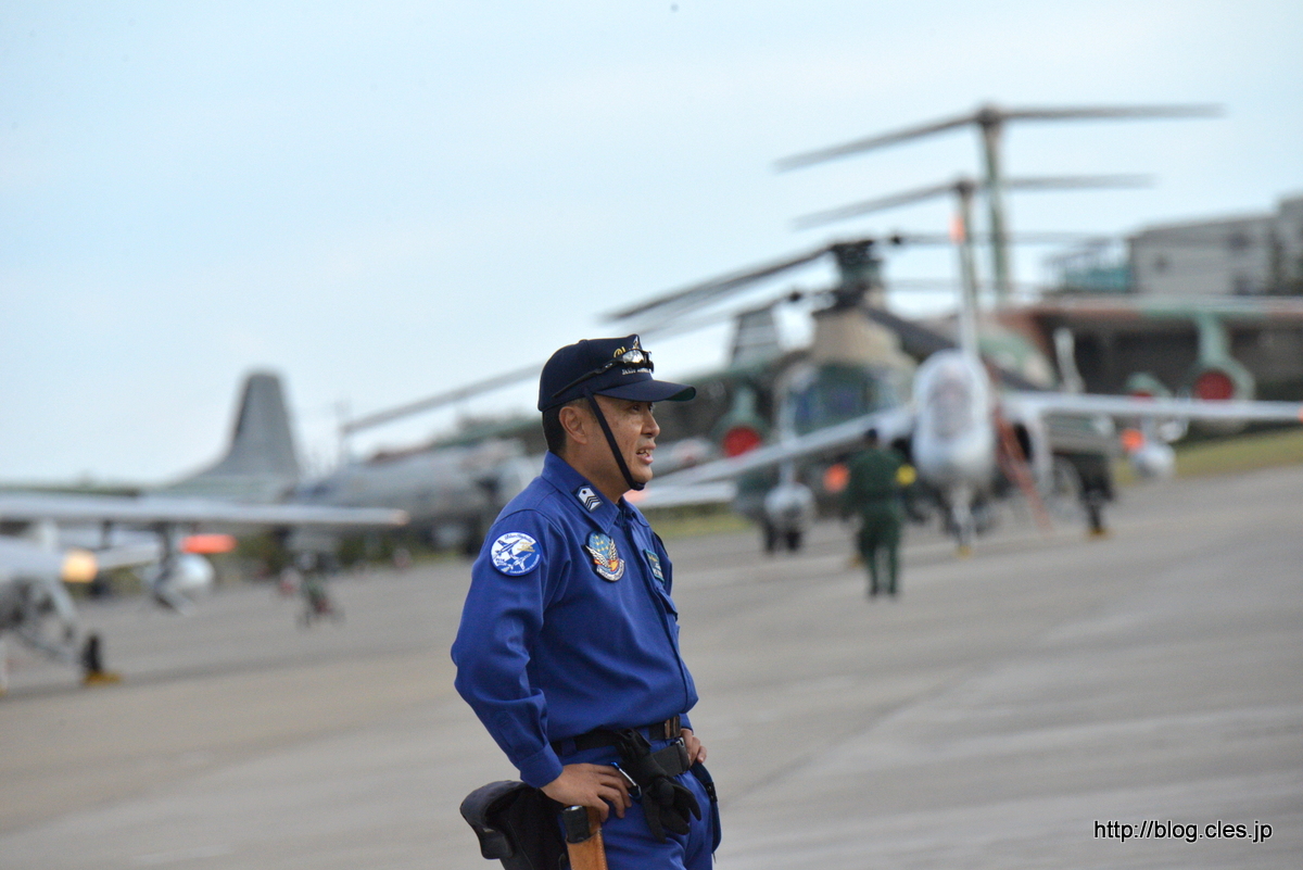帰投しないので質問に答える整備員さん+-+入間航空祭+2014+に出撃（ブルーインパルス編）