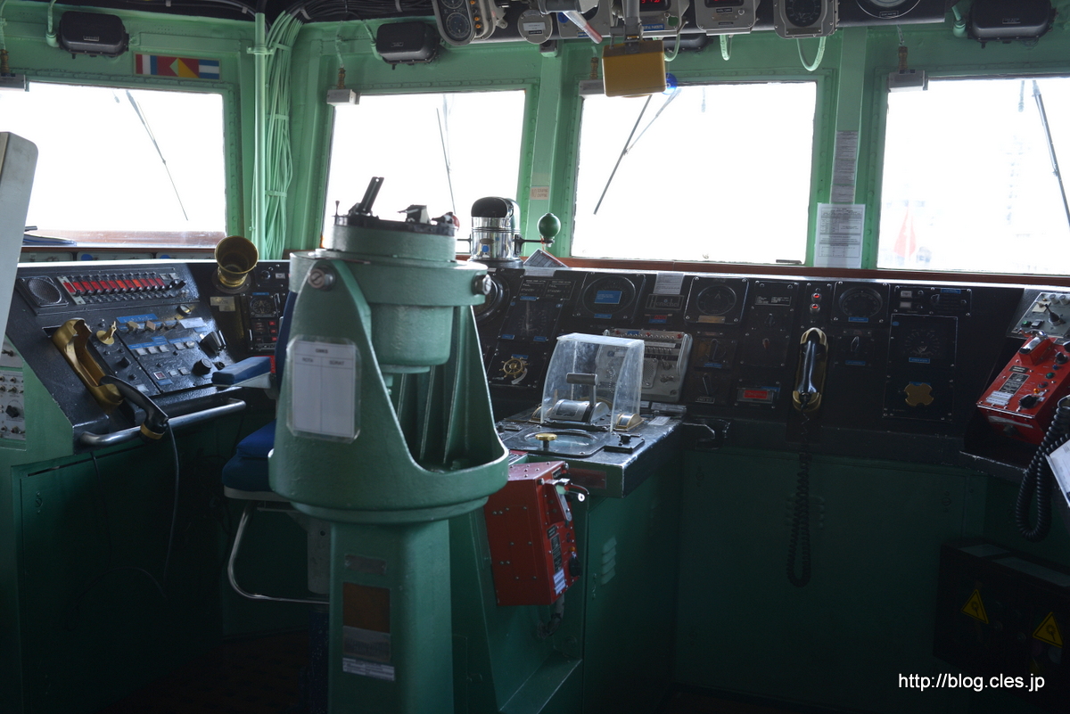 艦橋内+-+トルコ海軍のフリゲート「ゲディズ」を見学