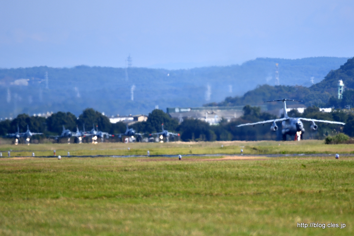 滑走路に並ぶ大編隊参加機体+-+飛行開発実験団の異機種大編隊（2016+岐阜基地航空祭）