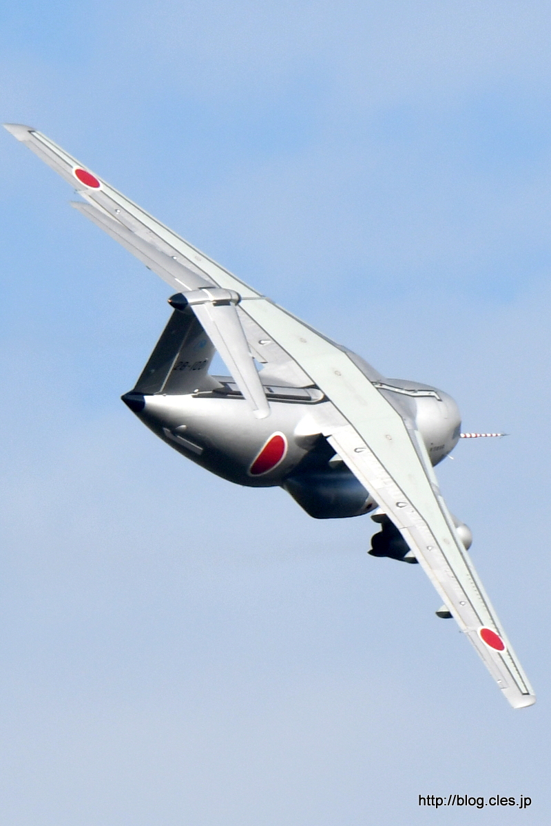 旋回する銀のC-1（28-1001）+-+飛行開発実験団の異機種大編隊（2016+岐阜基地航空祭）