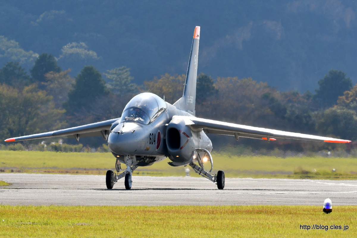 タキシングする+T-4（66-5604）+-+飛行開発実験団の異機種大編隊（2016+岐阜基地航空祭）