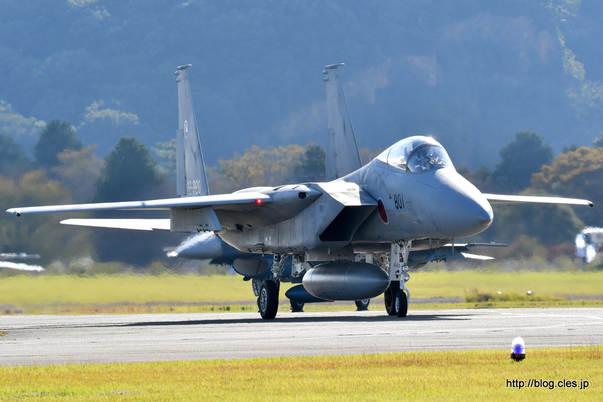 タキシングする+F-15（02-8801）+-+飛行開発実験団の異機種大編隊（2016+岐阜基地航空祭）