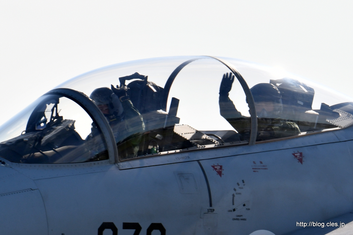 声援に応える+F-15（12-8078）のパイロット+-+飛行開発実験団の異機種大編隊（2016+岐阜基地航空祭）