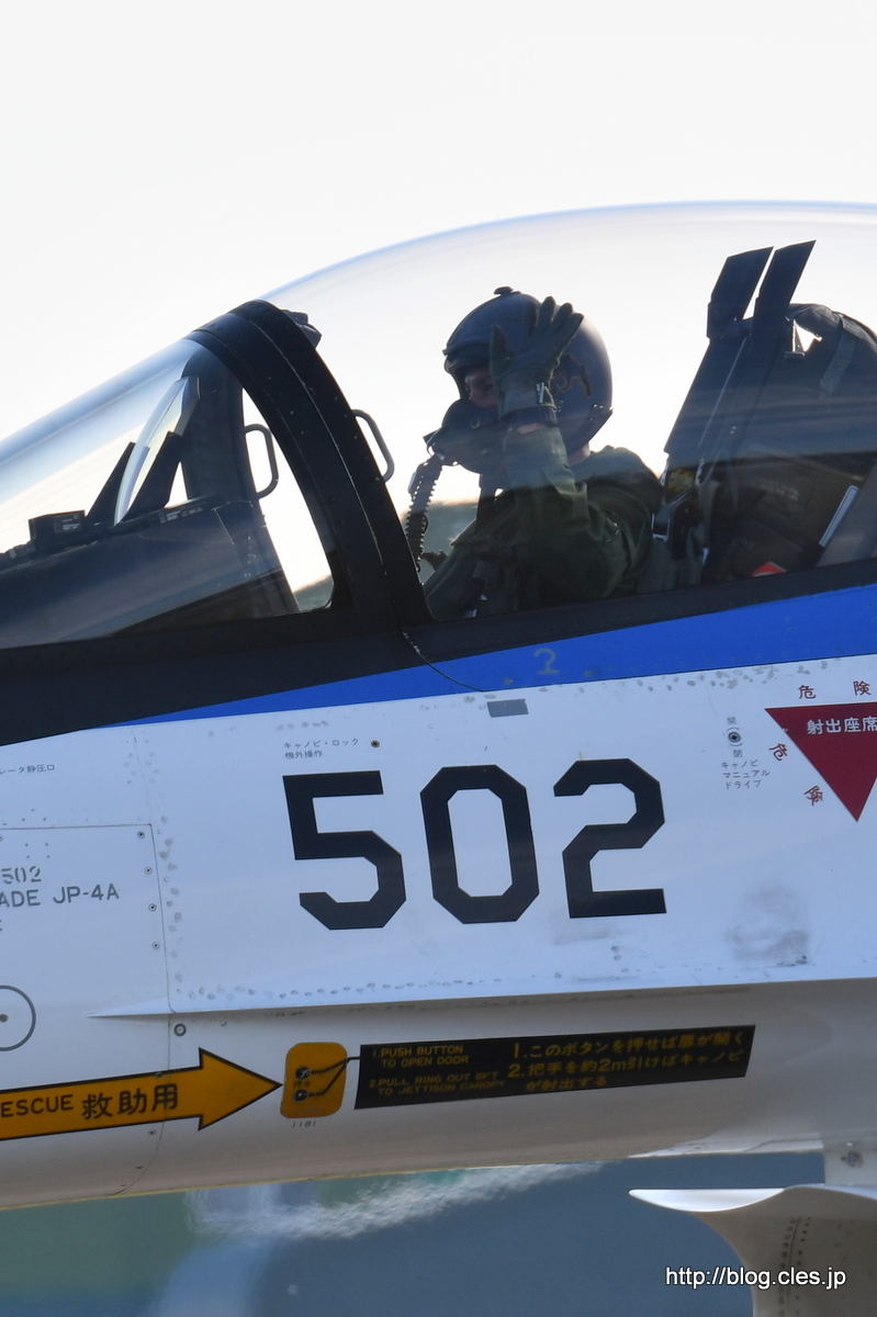 声援に応える+F-2（63-8502）のパイロット+-+飛行開発実験団の異機種大編隊（2016+岐阜基地航空祭）