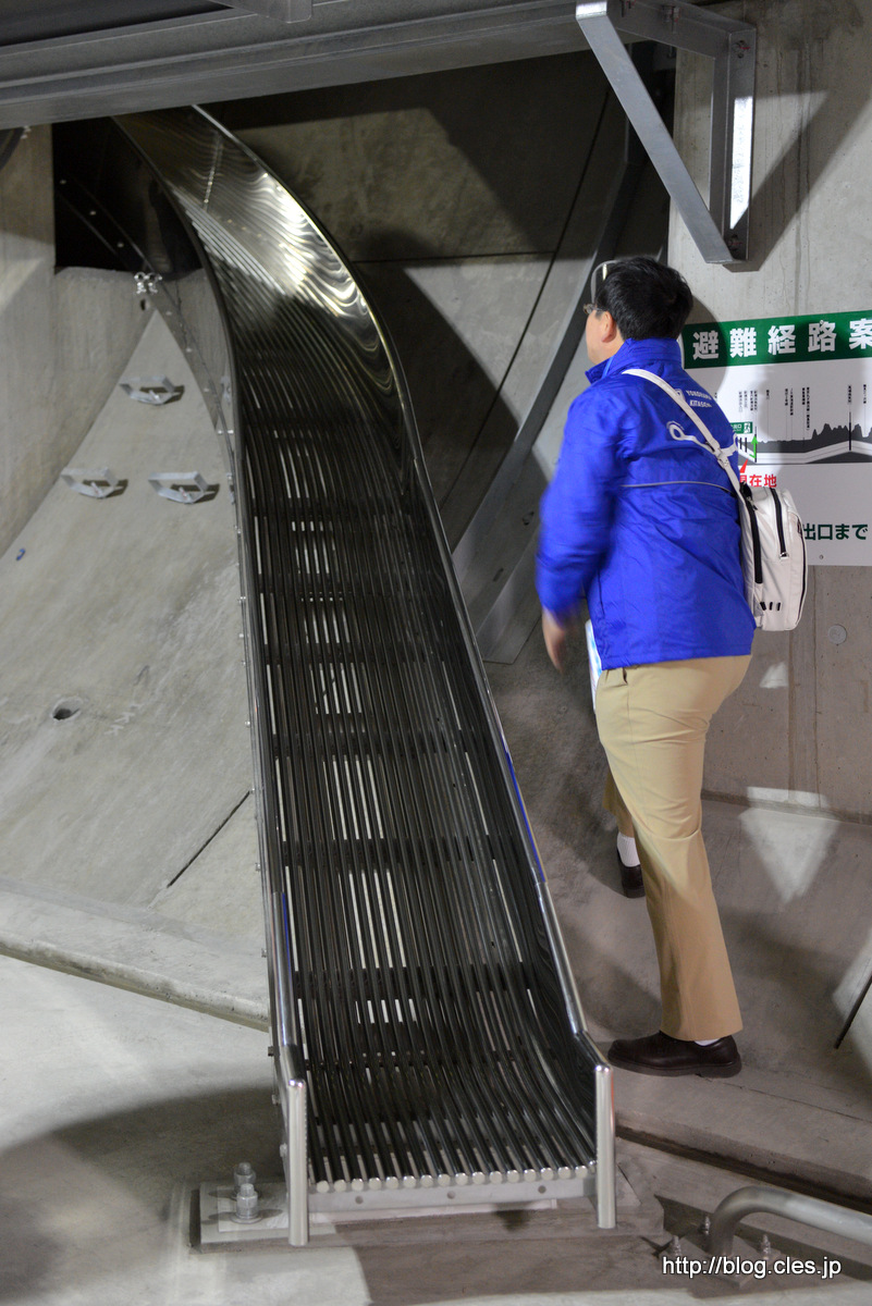 すべり台の降り口+-+横浜北トンネルの非常口はすべり台式