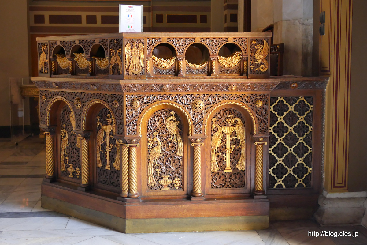 蝋燭の台+-+アテネの生神女福音大聖堂（Καθεδρικός+Ναος+Ευαγγελισμού+της+Θεοτόκου）