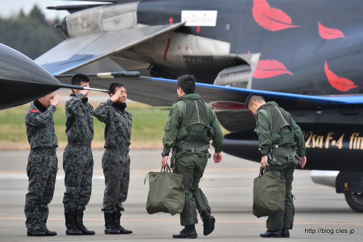 パイロットに敬礼+-+お目当てはスペマのファントム（平成30年+百里基地航空祭）