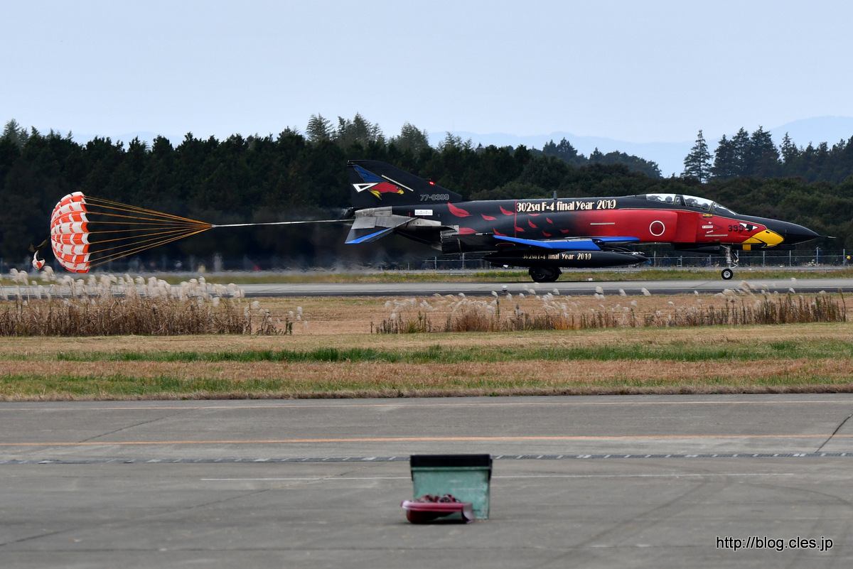 F-4EJ改（77-8399）記念塗装（オジロファントム黒）+ドラッグシュート+-+お目当てはスペマのファントム（平成30年+百里基地航空祭）