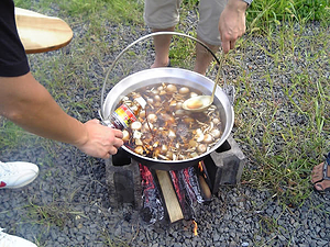芋煮の調理 - ひとあしお先に芋煮