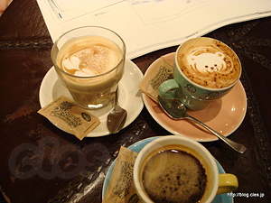 コーヒー、カフェラテ、カプチーノ - SCORPIONE STAZIONE