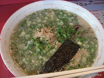 博多ラーメン - 博多 中洲屋台でラーメンを食べる