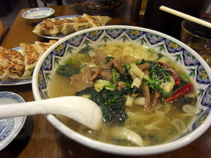 牛肉のあっさり激辛ラーメン・刀切麺 - 揚州商人