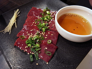 レバ刺し - 焼肉茶房 傳々