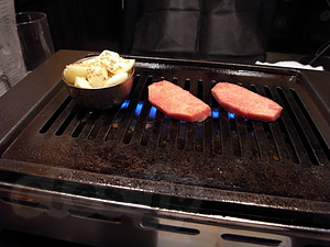 限定厚切タン、ニンニク焼き - 焼肉茶房 傳々