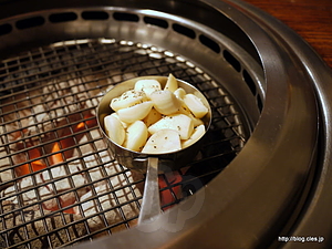 ニンニク焼き - 地元の隠れた名店 YAKINIKU Lee Cook で焼肉！（移転）