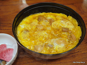 親子丼とお新香 - 鳥料理 玉ひで・親子丼編