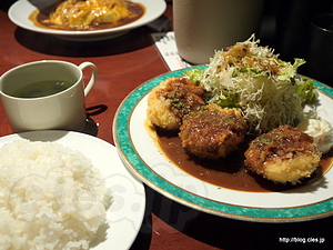 自家製クリームコロッケにデミソースかけ定食とオムハヤシ（とろーりとろけるチーズのせ） - ＨＯ！旬彩