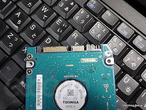 SATA コネクタ - SATA と USB と 活線挿抜