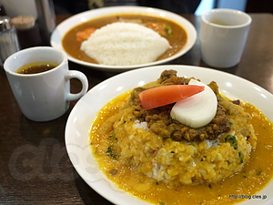 キーマカレー（ご飯大盛り・手前）)と野菜カレー（奥） - トプカ 淡路町本店