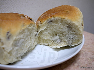 レーズンパン 割ってみたところ - レーズンパンでリベンジ