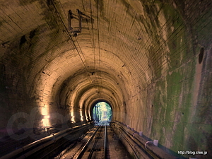 トンネルを抜ける - 高尾山のケーブルカーに乗る