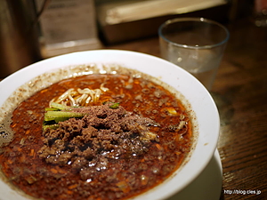 黒胡麻担担麺（四辣） - 四川担担麺 阿吽
