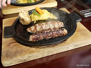 ハンバーグ 200g（中心を焼く） - 炭焼ハンバーグステーキ・ジョージ