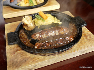 ハンバーグ 200g（ソースをかける） - 炭焼ハンバーグステーキ・ジョージ