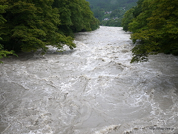 沢井付近の多摩川 - 小河内ダム（奥多摩湖）の非常用洪水吐と多摩川の様子