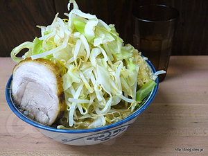 ミニラーメン（ヤサイ・ニンニク） - 魔人豚