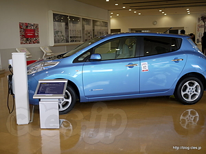 ゲストホールに展示されているリーフ - 日産追浜工場と Nissan Production Way