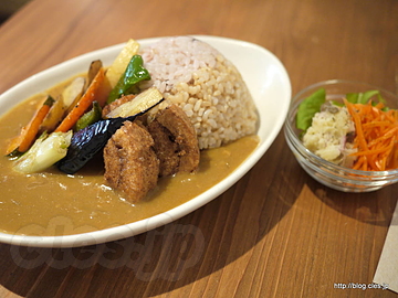 無農薬野菜とくるまぶの唐揚げのカレー（大盛り、五穀米と玄米のハーフアンドハーフ） - ナチュラルカフェ コンポステラ 