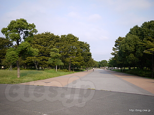 舎人公園 駅前の入口 - 舎人公園には舎人ライナーの車両基地があった