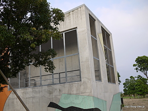 舎人公園 換気口？ - 舎人公園には舎人ライナーの車両基地があった