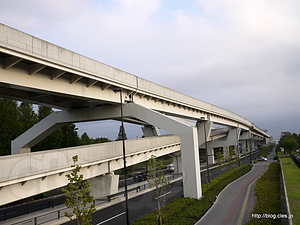 舎人ライナー車庫へのスロープ - 舎人公園には舎人ライナーの車両基地があった