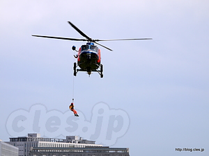 警視庁ヘリからの降下 - 立川防災航空祭 2011