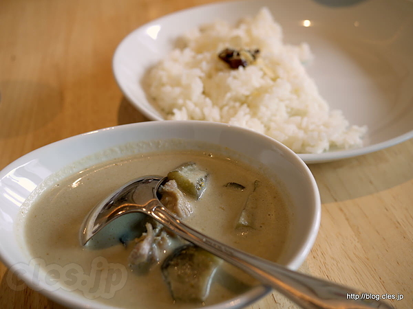 鶏と茄子、トマトのココナッツグリーンカレー - caffe dining NINO