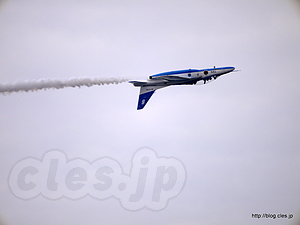 スローロール - 入間航空祭 2011 のブルーインパルス