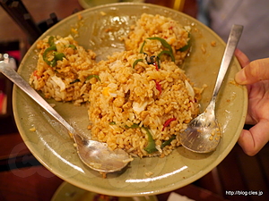 ガパオ炒めご飯を店員さんに混ぜてもらうと・・・ - モンスーンカフェ 自由が丘