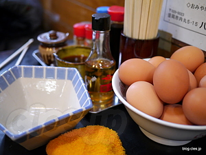 テーブルの上の調味料 - 白龍のじゃじゃ麺