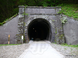 碓氷第三橋梁の付近のトンネル入り口 - 碓氷第三橋梁（めがね橋）