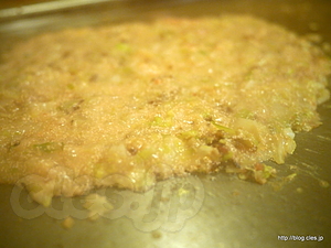 餅入りめんたいもんじゃ - 谷中のお好み焼きやさん「小奈や」