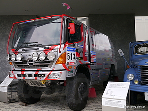 日野レンジャー　ダカールラリー2011参戦車 - 日野オートプラザでエンジン充してきた