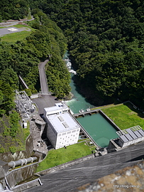 堤頂部からの眺め - 晴れの小河内ダム（奥多摩湖）